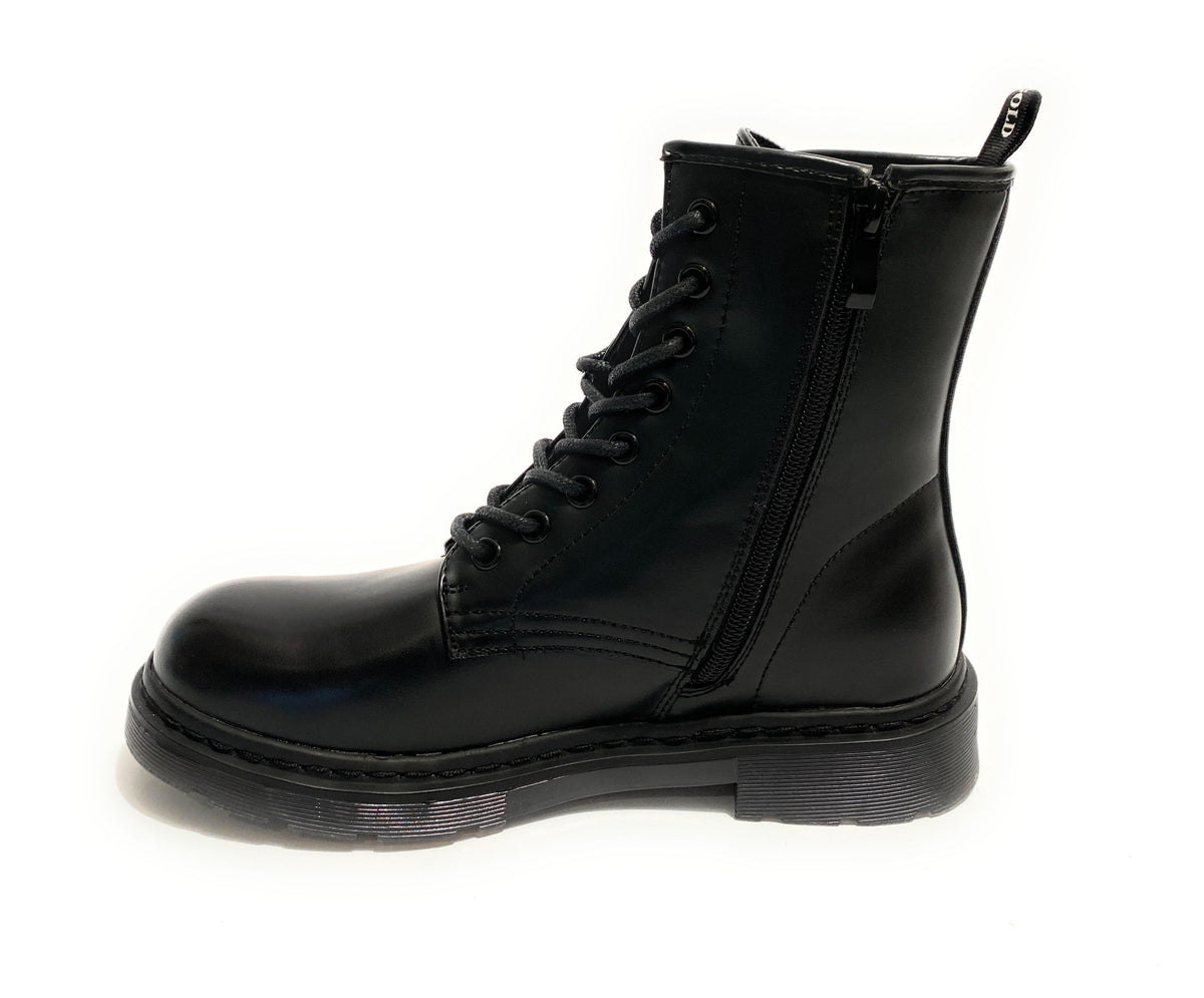 Scarpe donna Gold&gold anfibio in ecopelle nero con fondo carrarmato D21GG22