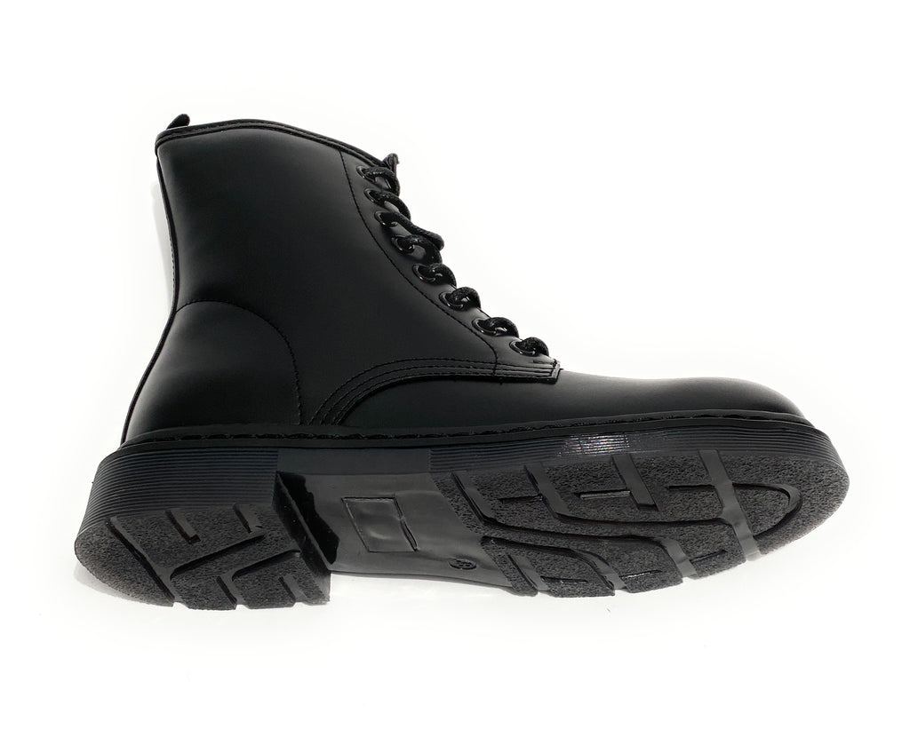 Scarpe donna Gold&gold anfibio in ecopelle nero con fondo carrarmato D21GG22