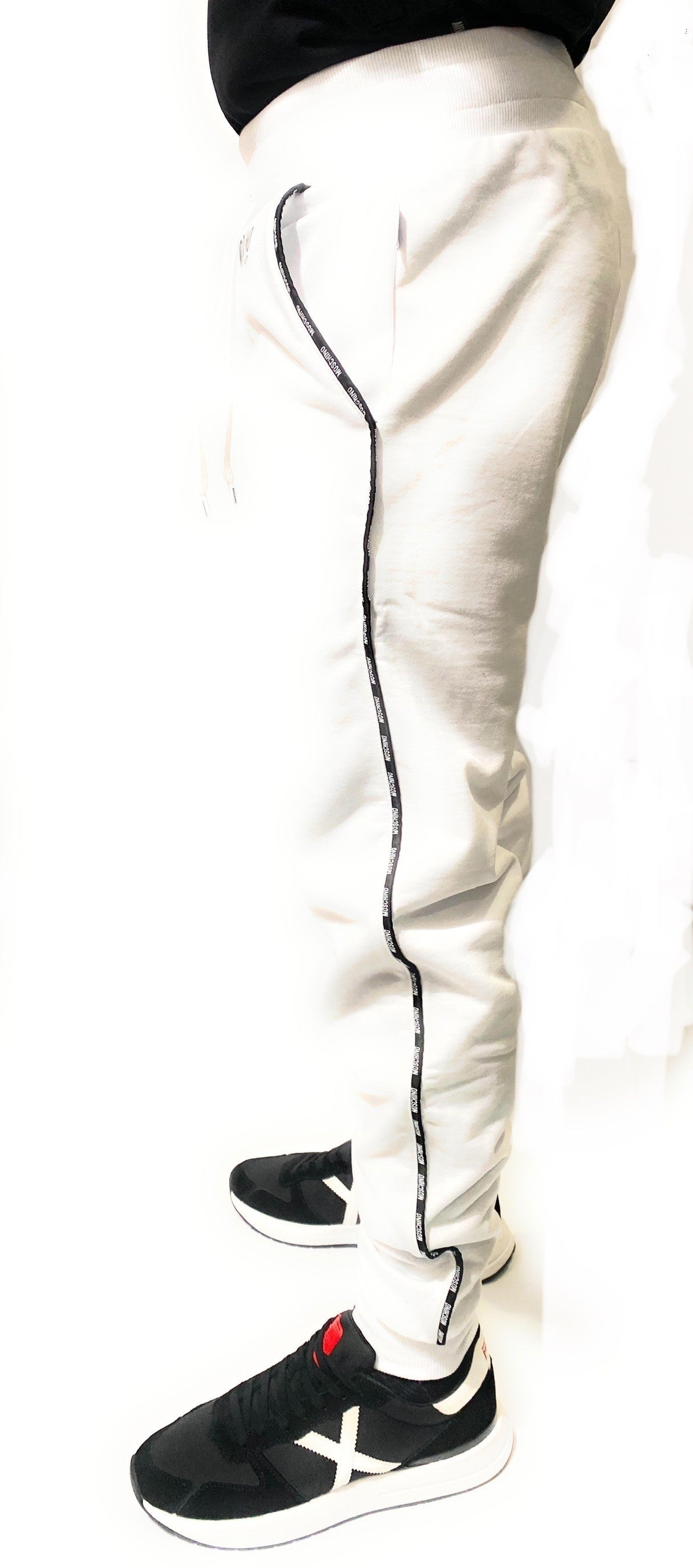 Pantalone Moschino in felpa A4314 con banda laterale colore bianco E21MO40